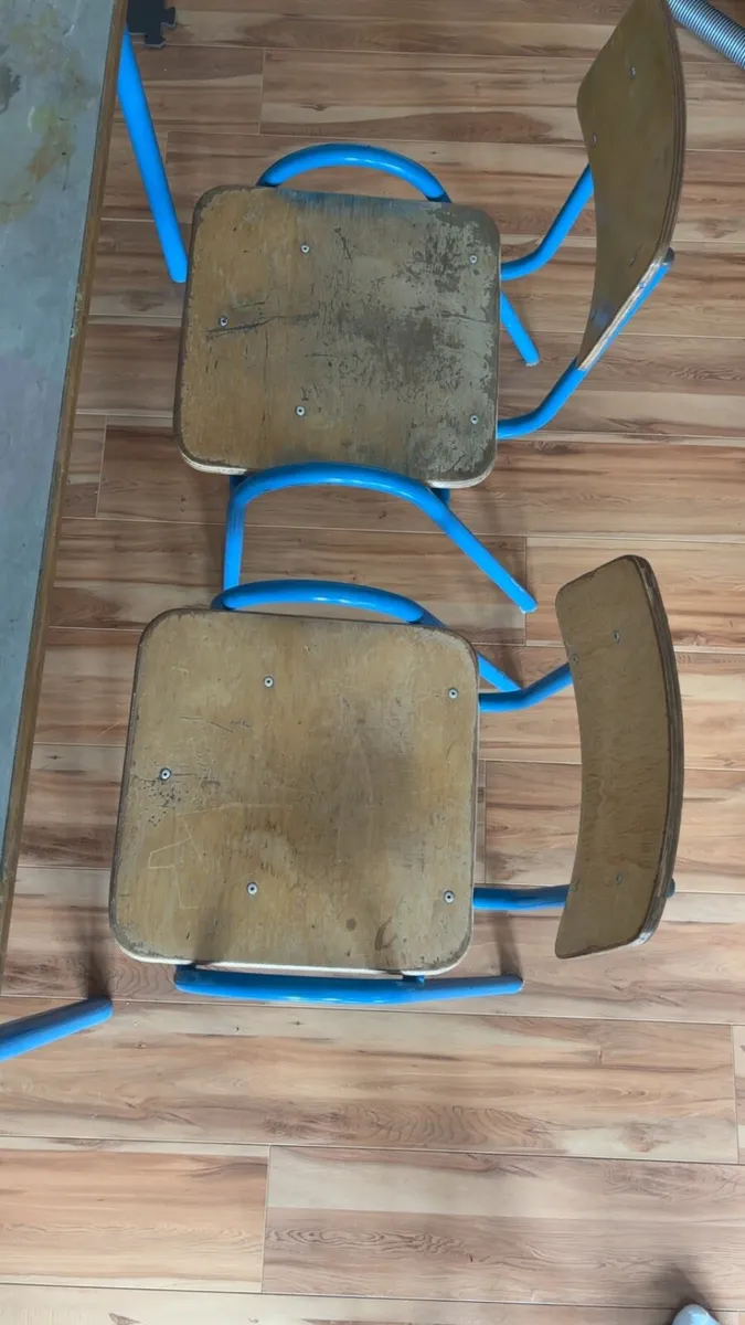 School table and chairs - Image 4