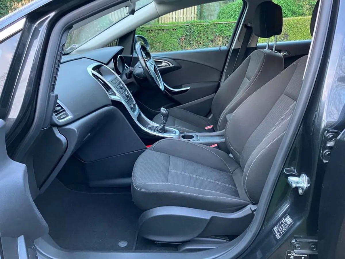 Vauxhall Astra J Sri 2011, 1.4 Petrol, Very Good Condition, Nct and Tax! - Image 3