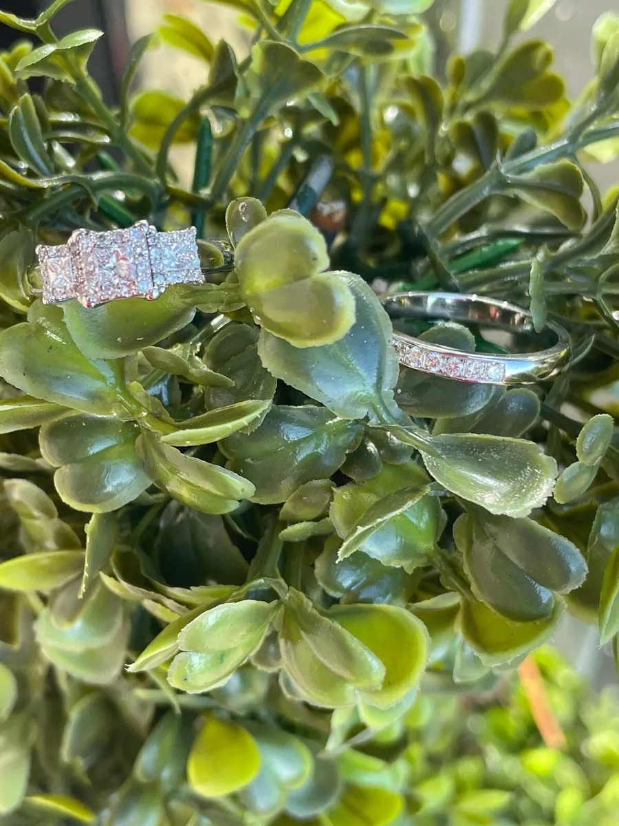 Engagement ring and wedding band - Image 1