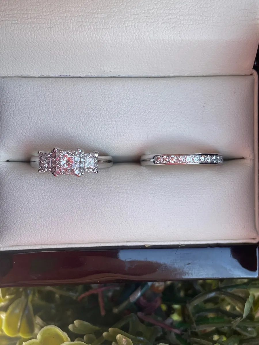 Engagement ring and wedding band - Image 2