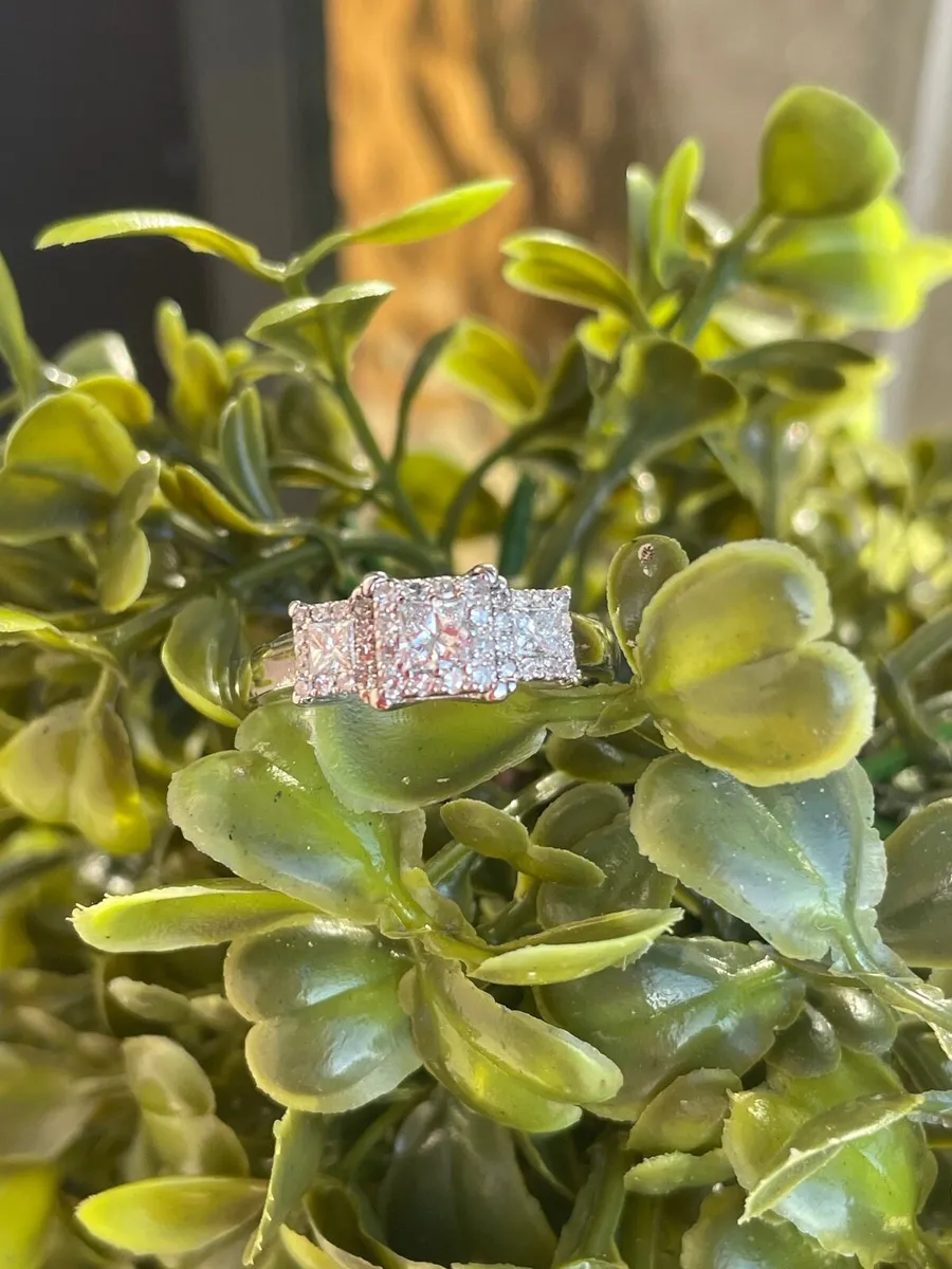 Engagement ring and wedding band - Image 3
