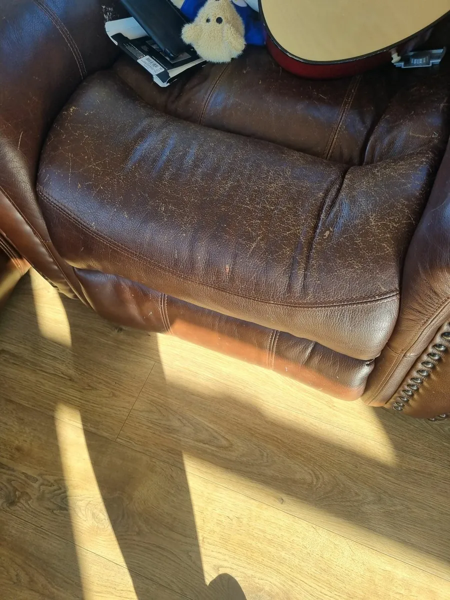 Leather couch 3 seater plus 2 one seaters - Image 1