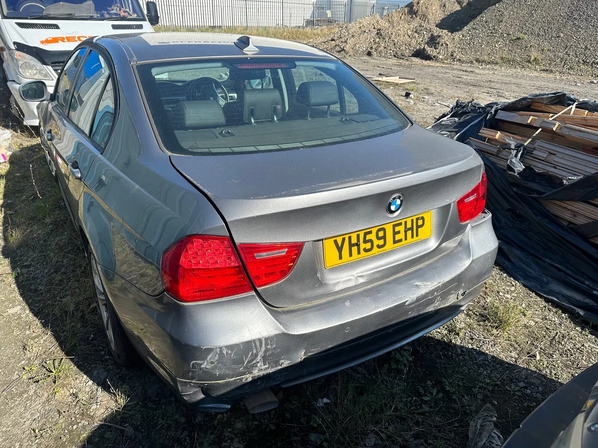 09 BMW 320d SLIGHT REAR DAMAGE UK REG - Image 2