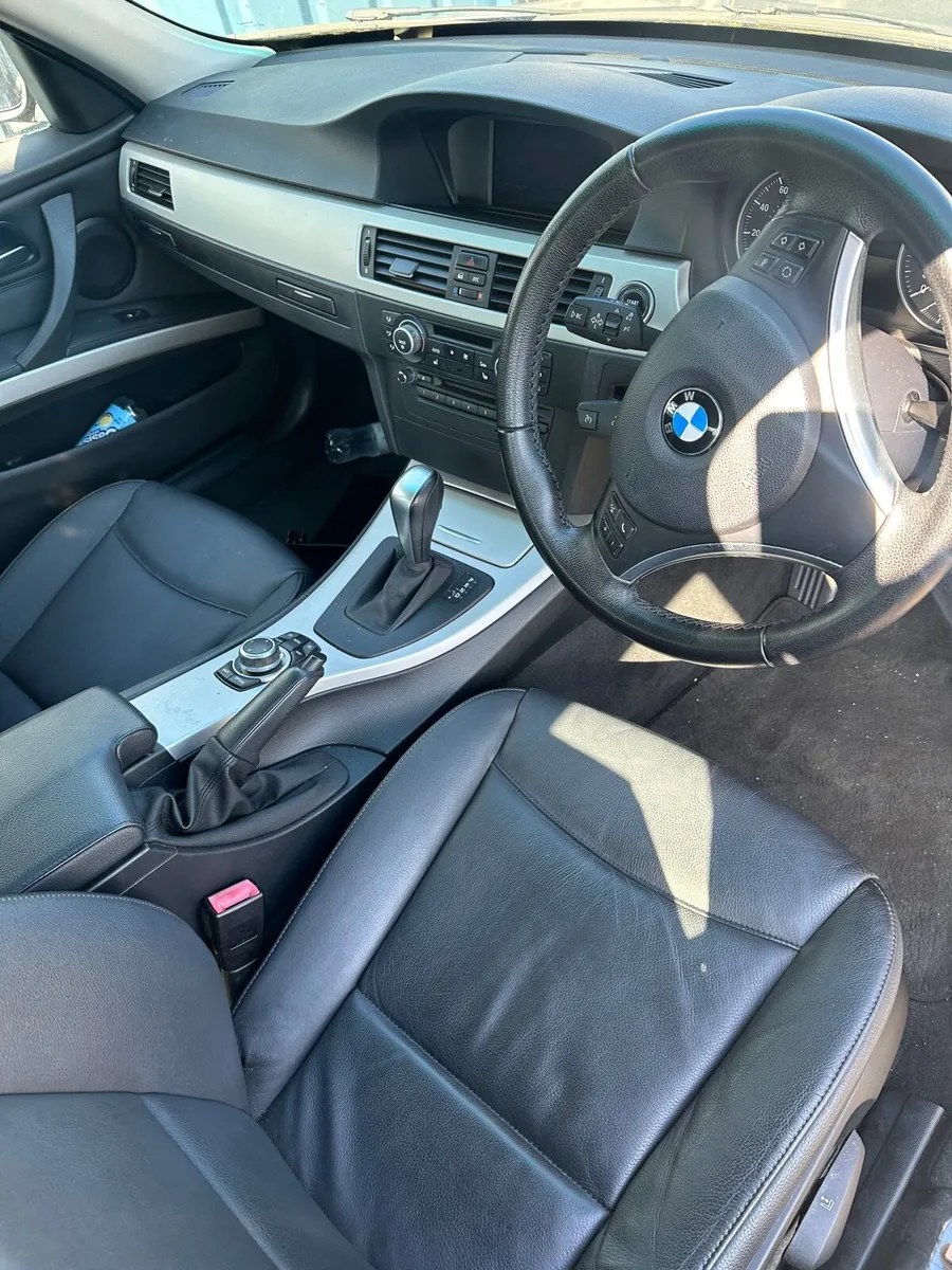 09 BMW 320d SLIGHT REAR DAMAGE UK REG - Image 4