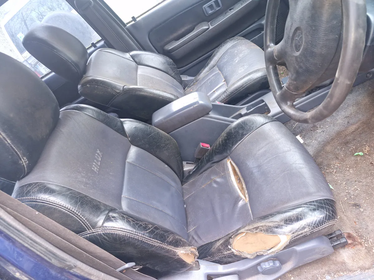 Toyota hilux 2002 breaking for parts - Image 3