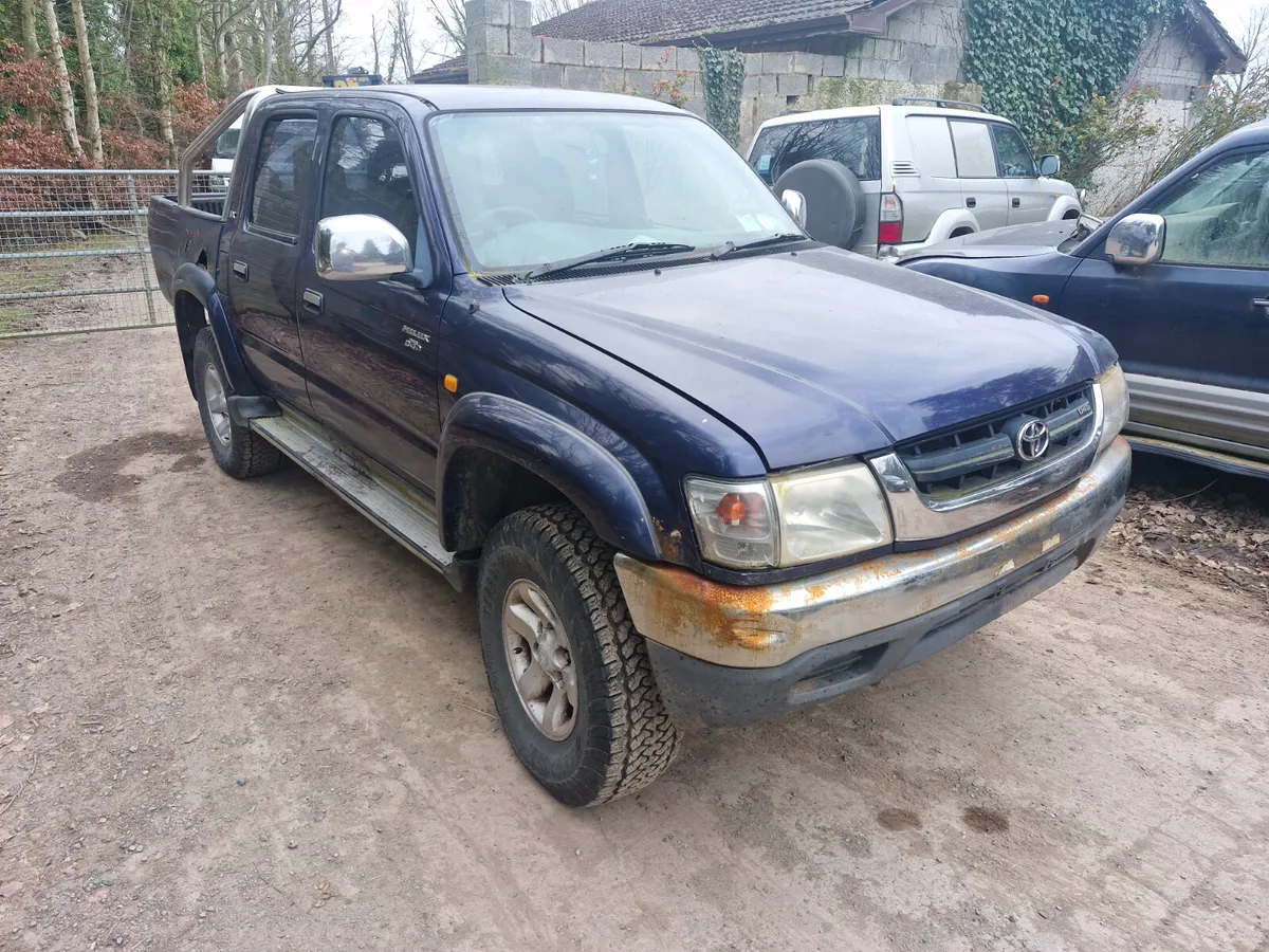 Toyota hilux 2002 breaking for parts - Image 1