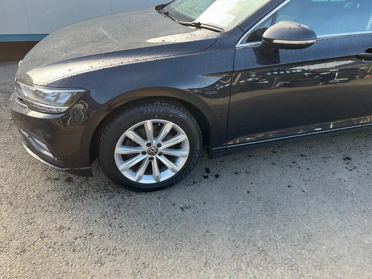 Volkswagen Passat 2021 - Image 2