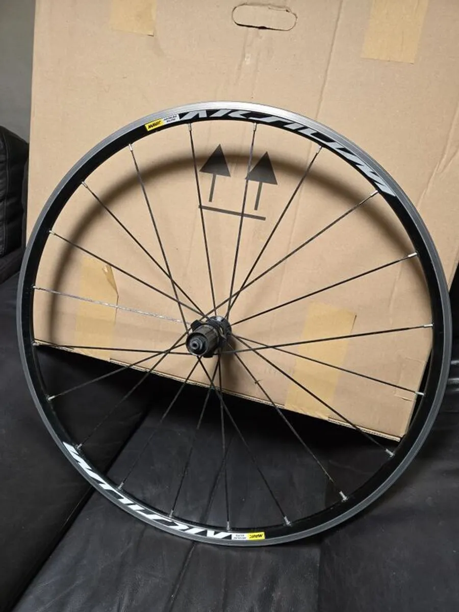 Mavic Aksium road bike wheels - Image 3
