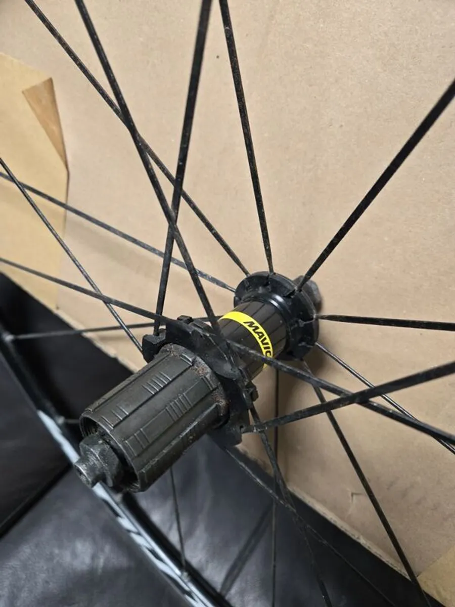 Mavic Aksium road bike wheels - Image 4