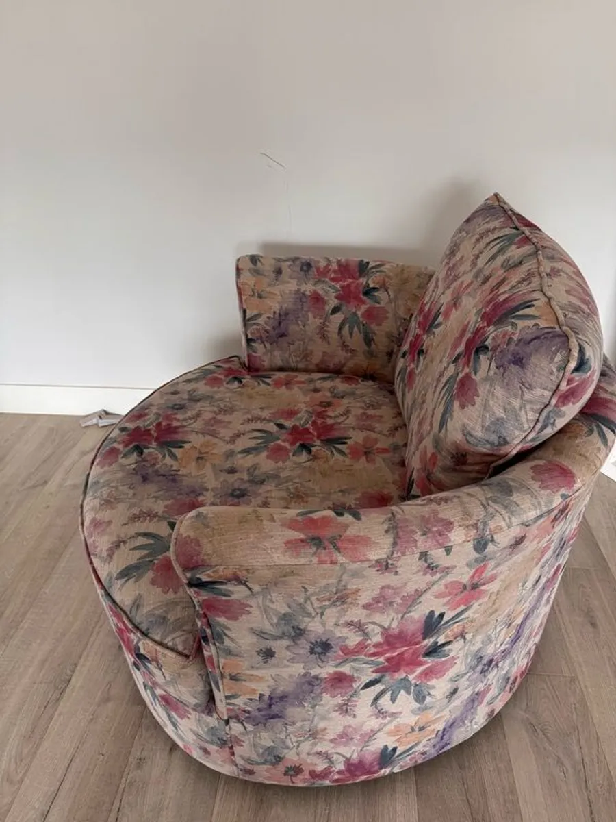 Couple/Cuddle Swivel Chair with 4 cushion covers - Image 1