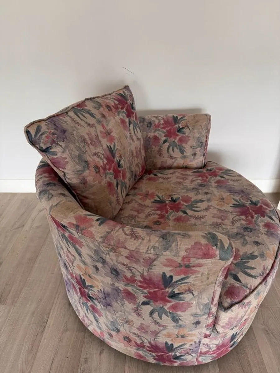 Couple/Cuddle Swivel Chair with 4 cushion covers - Image 2