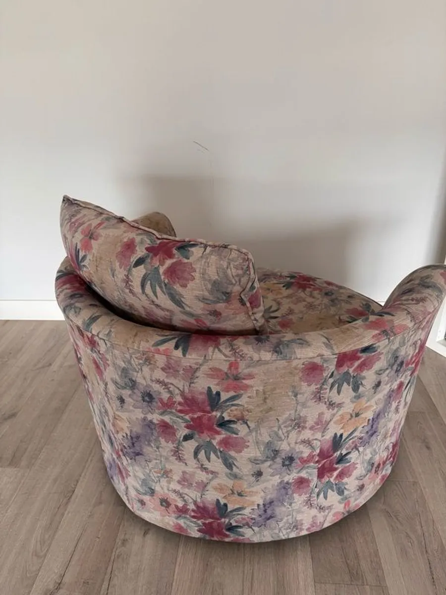 Couple/Cuddle Swivel Chair with 4 cushion covers - Image 3