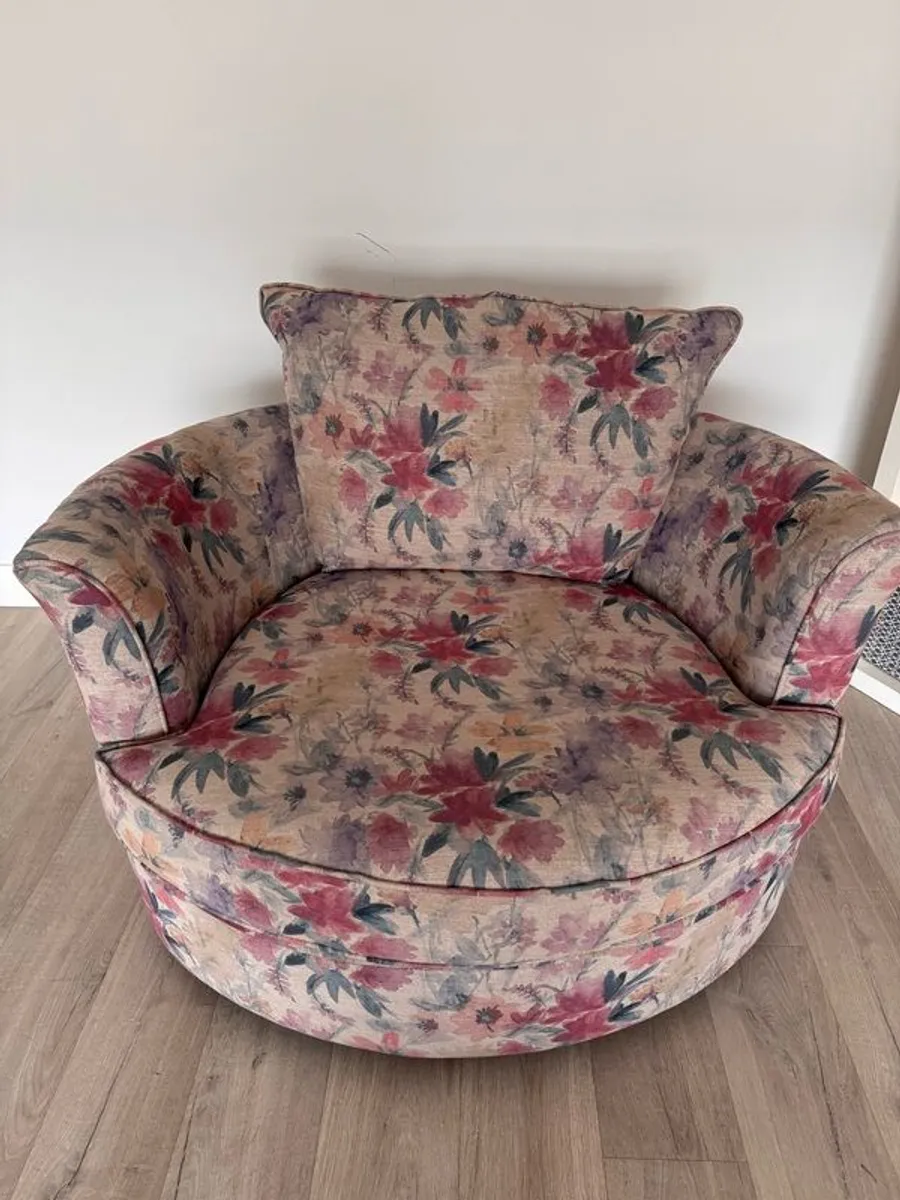 Couple/Cuddle Swivel Chair with 4 cushion covers - Image 4