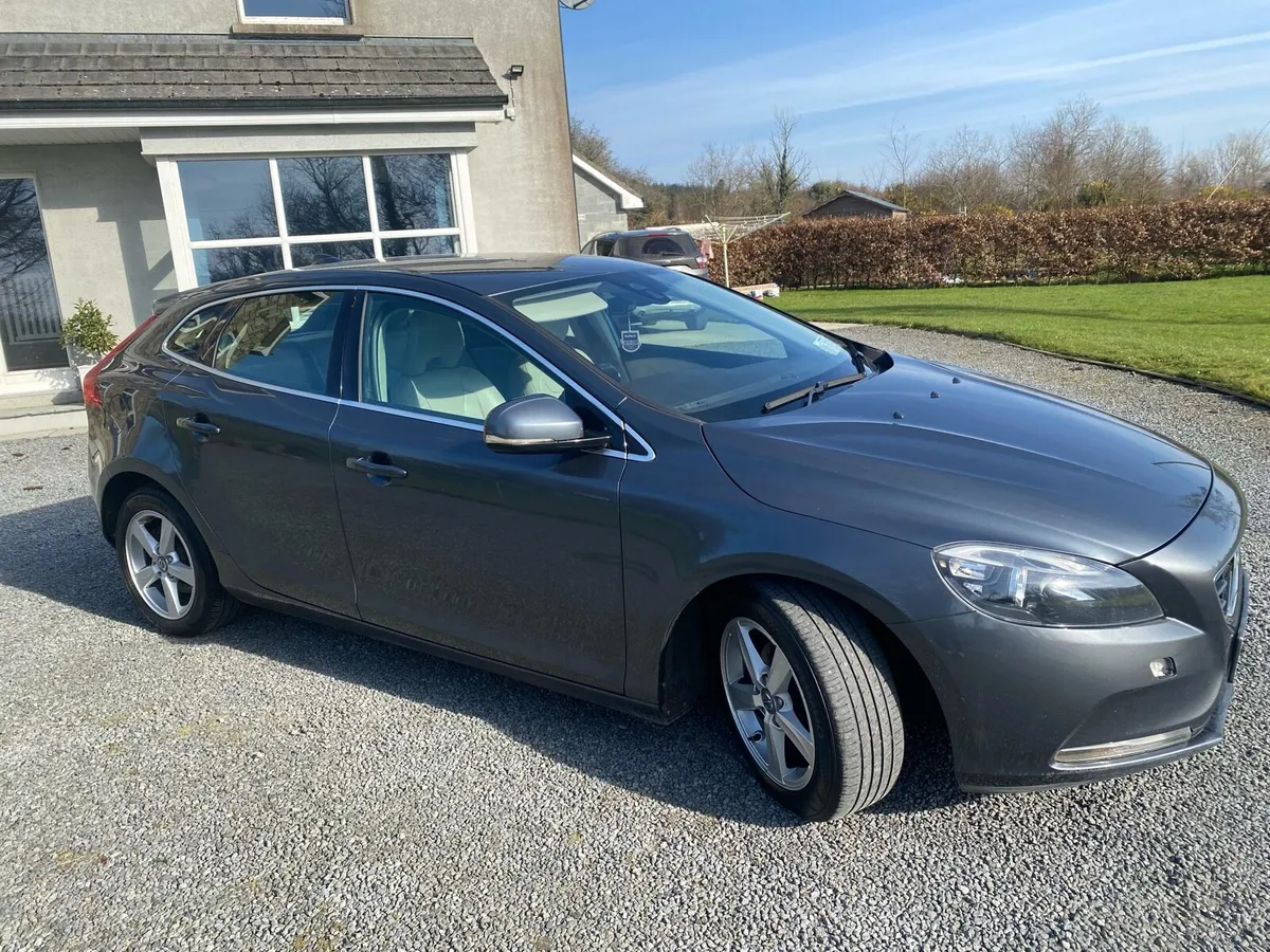 Volvo V40 - Image 2