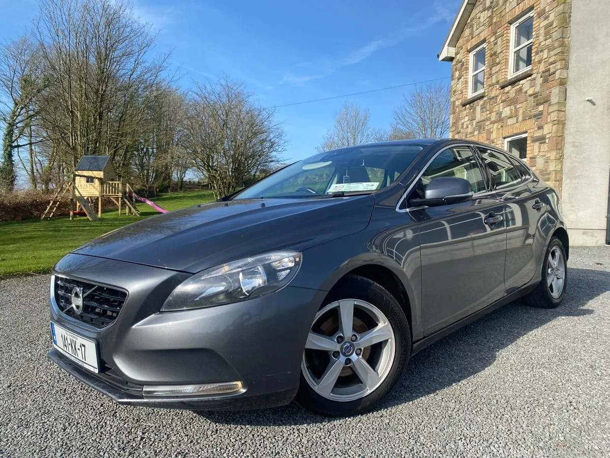 Volvo V40 - Image 1