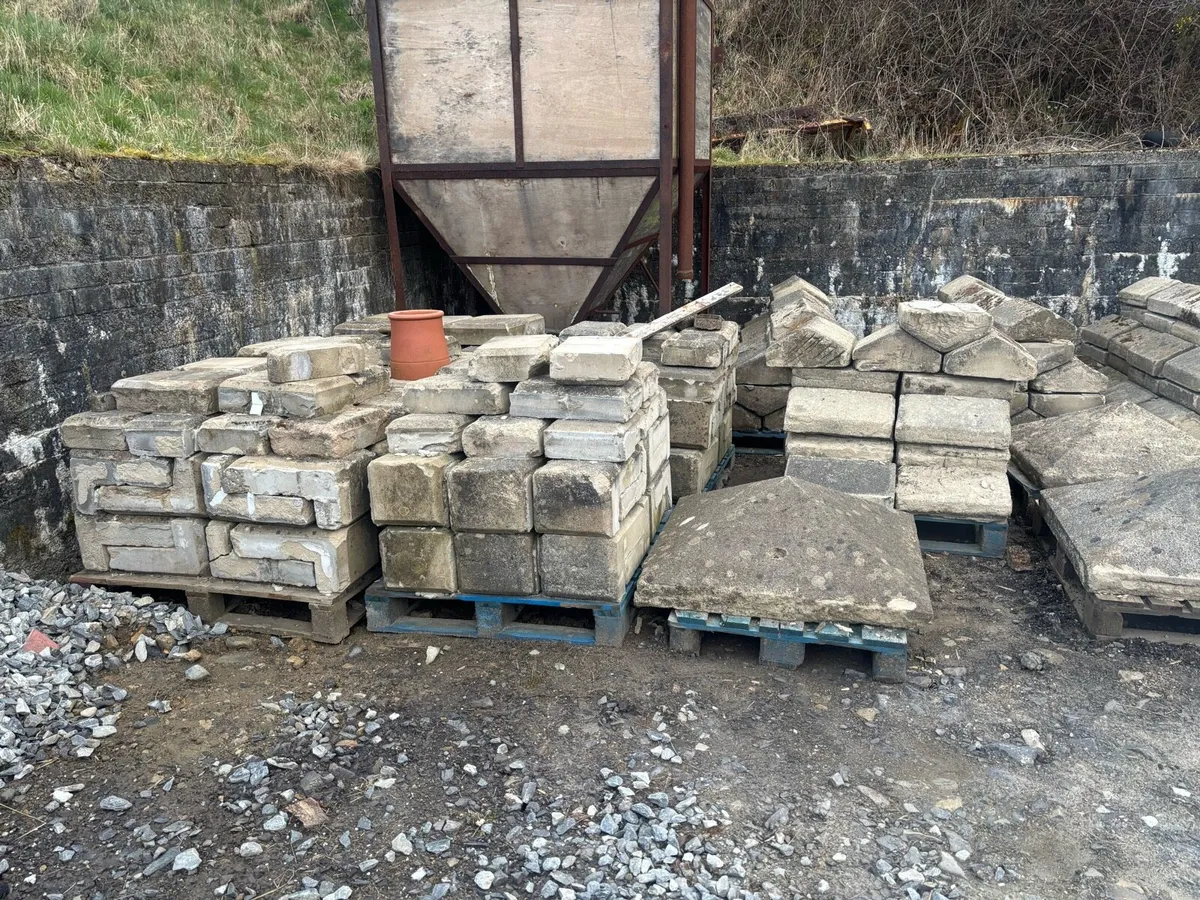 5 reconstituted Sandstone pillars and wall copings - Image 1