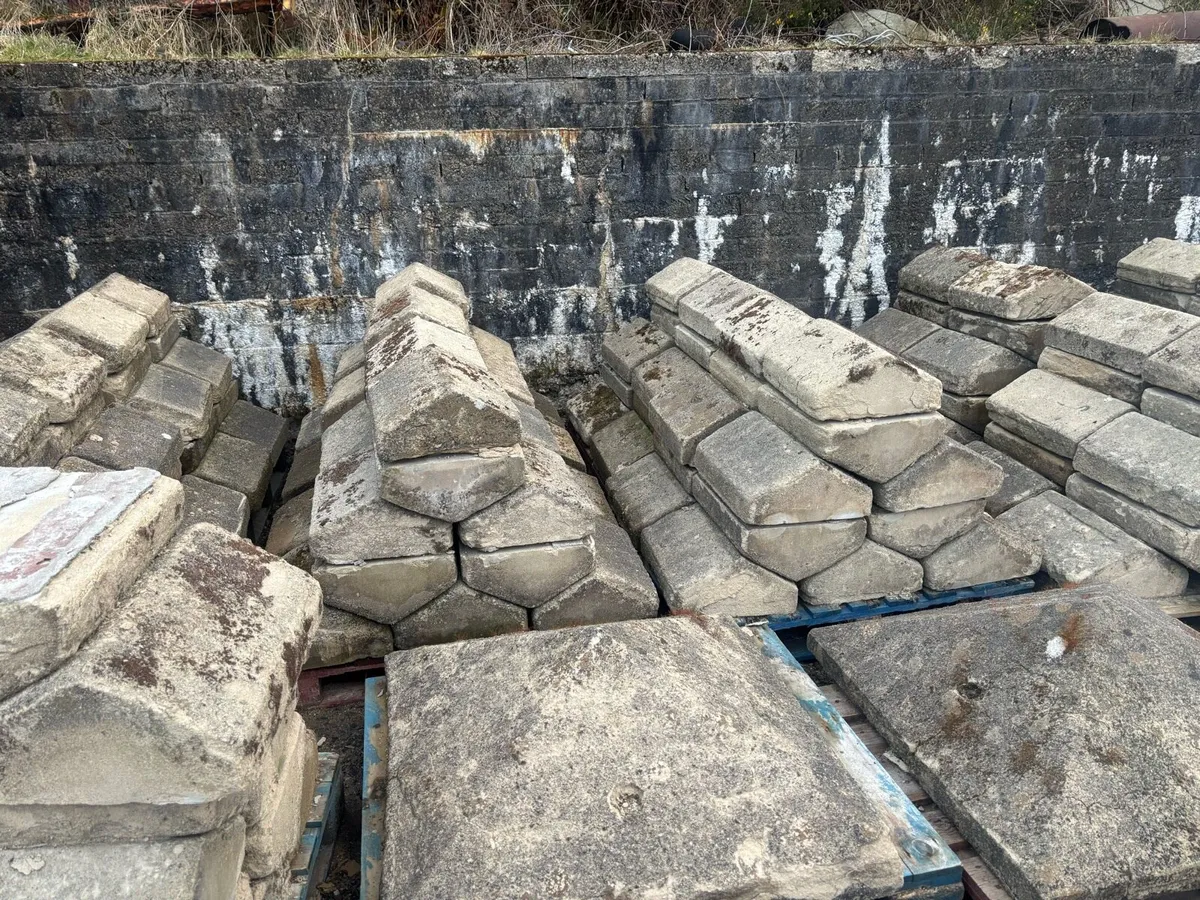 5 reconstituted Sandstone pillars and wall copings - Image 2