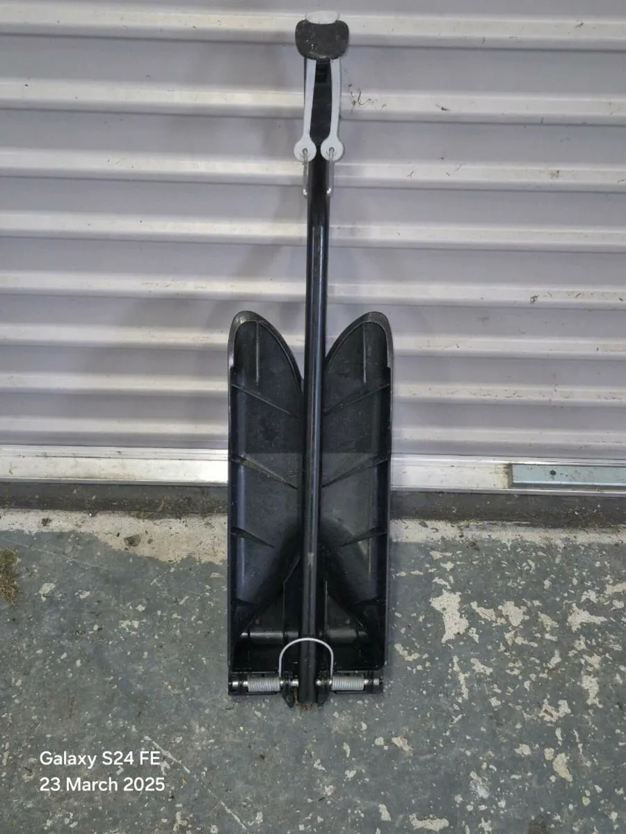 Mulching plug for 40" Castlegarden ride on mower - Image 1
