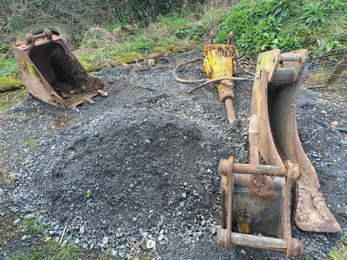 Digger buckets and rock breaker - Image 1