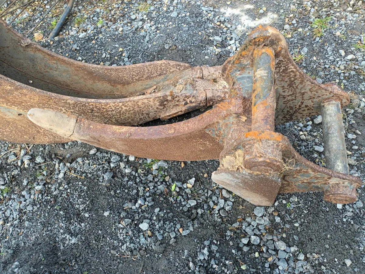 Digger buckets and rock breaker - Image 2