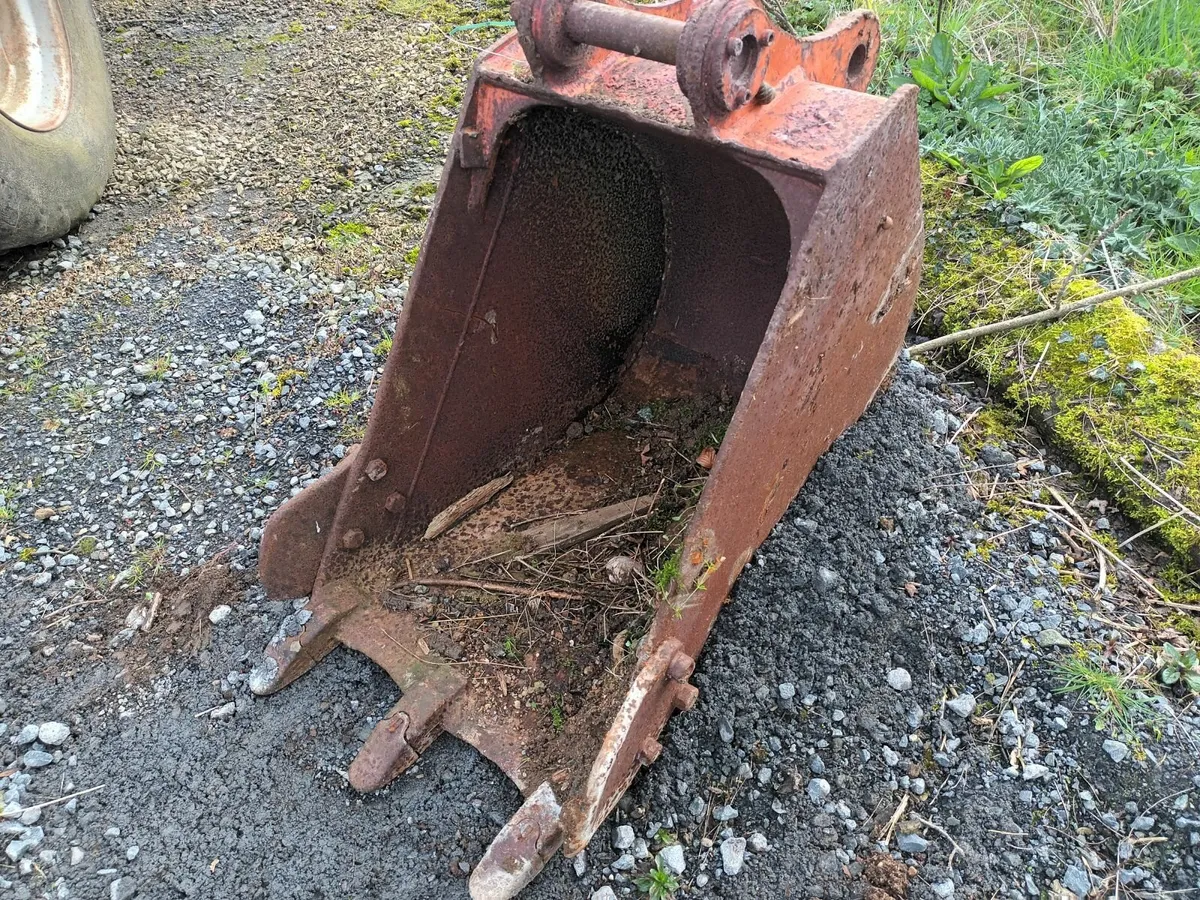 Digger buckets and rock breaker - Image 4