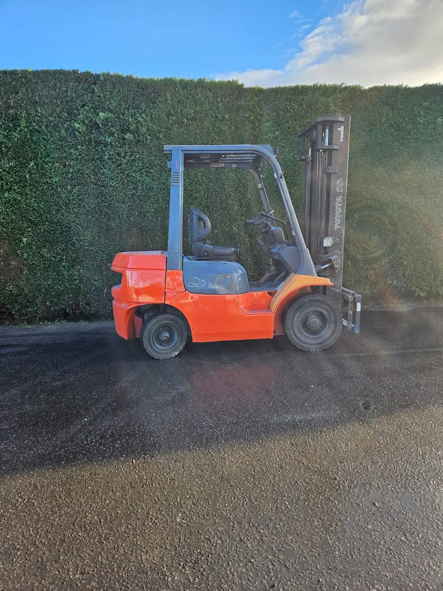 2.5 ton Toyota forklift - Image 1