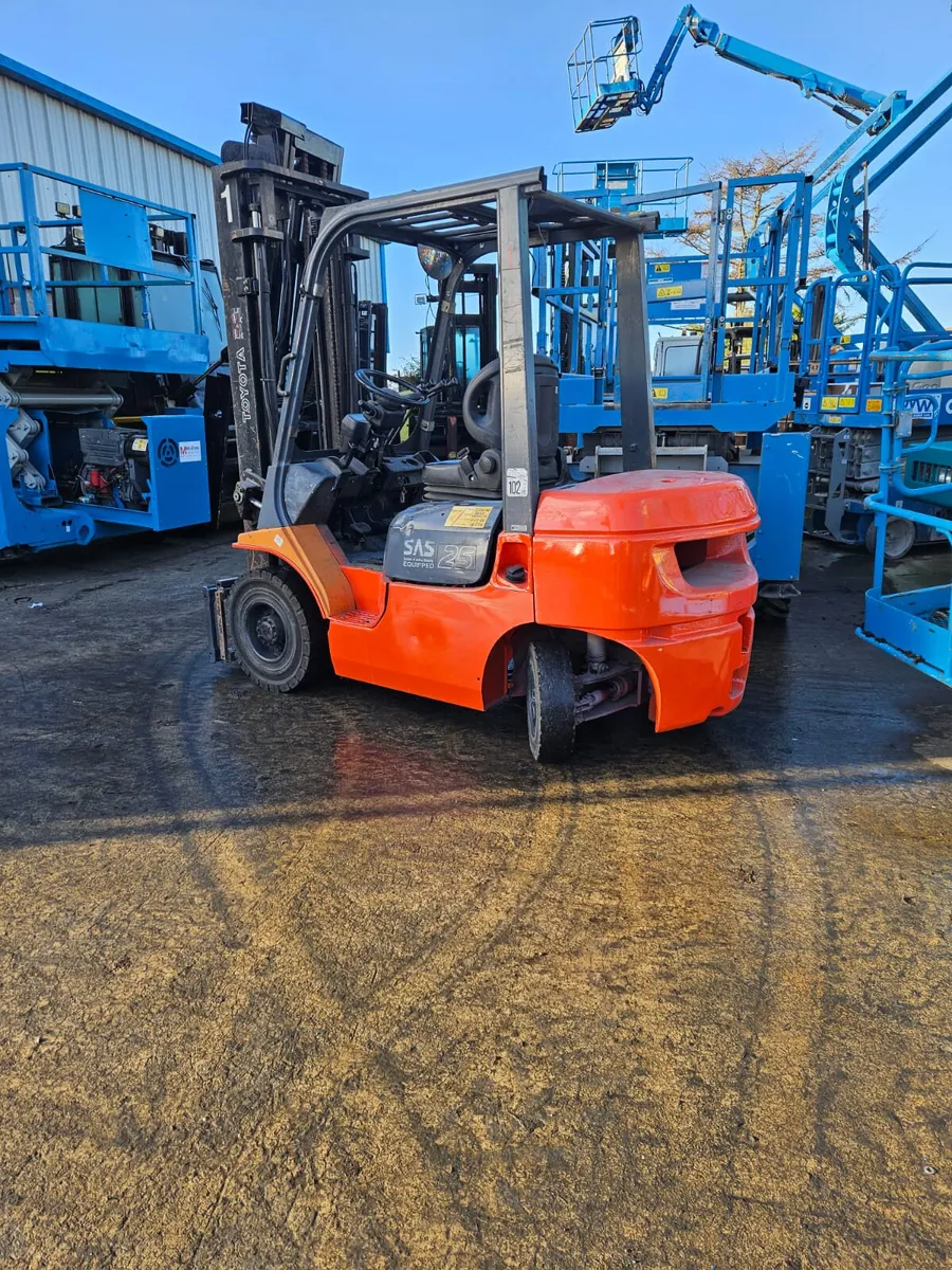 2.5 ton Toyota forklift - Image 4