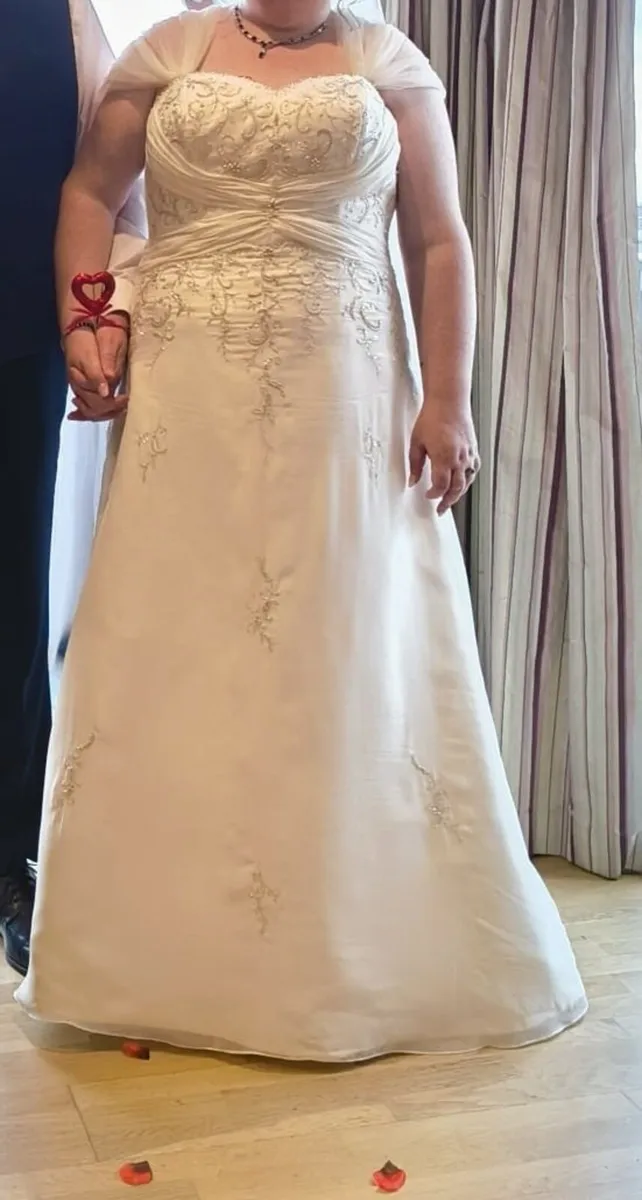 Wedding dress size 20 - Image 1