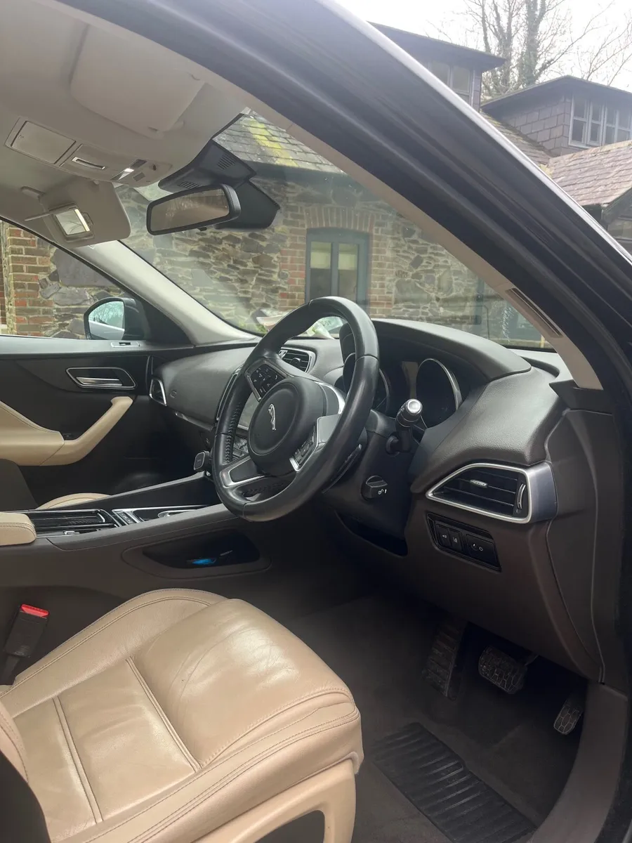 Jaguar F-Pace 2017 AWD Automatic - Image 4