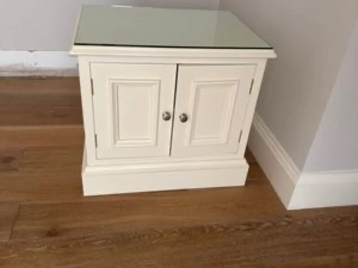 2 Cream solid oak units - Image 1