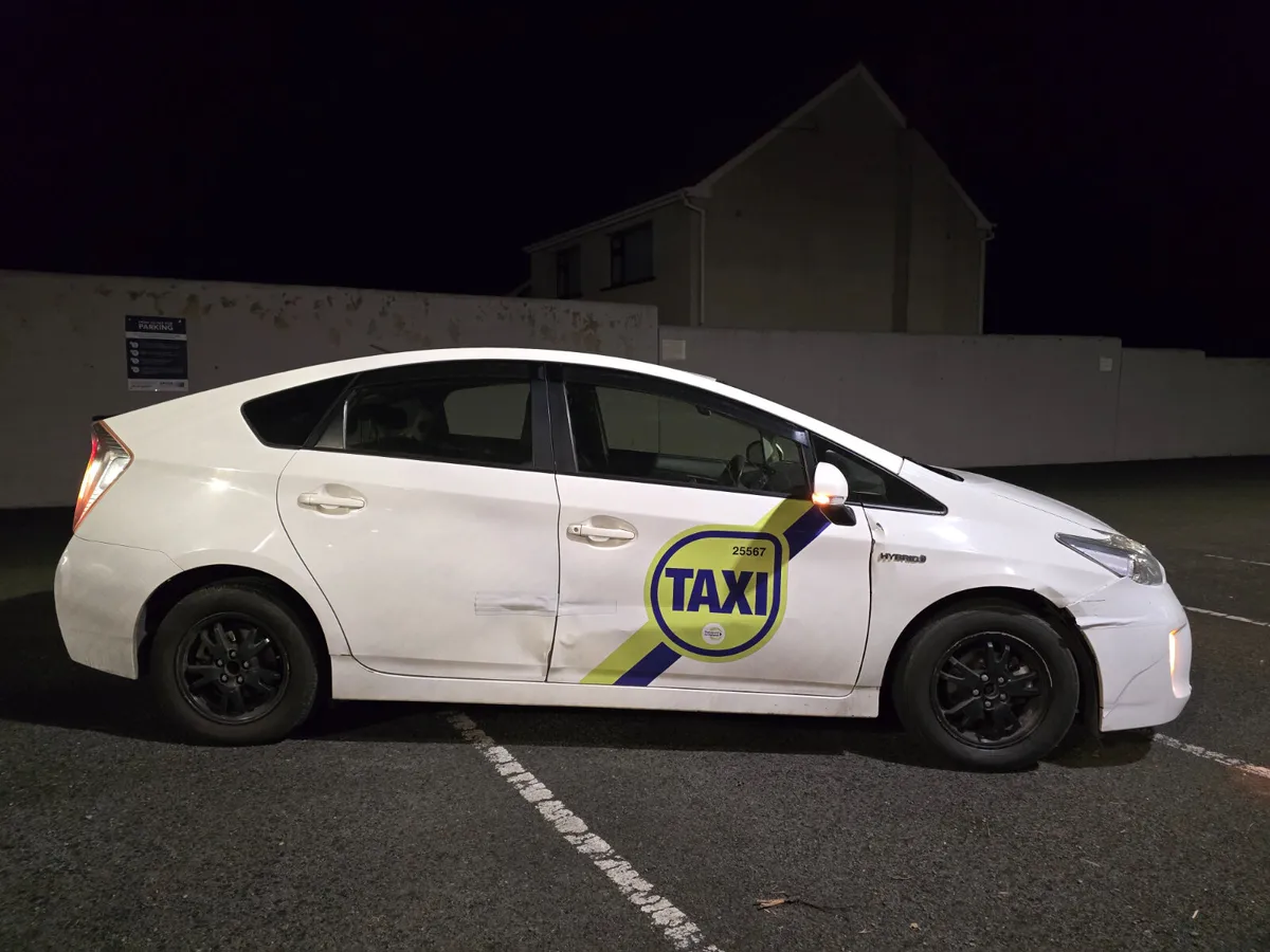 Toyota Prius 2015 hybrid.  Automatic €2222 - Image 1