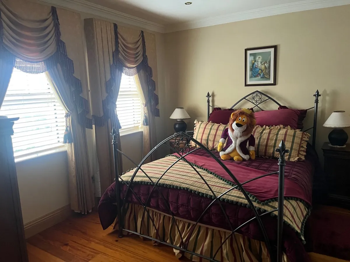 Bedroom Curtains & matching Throws - Image 1