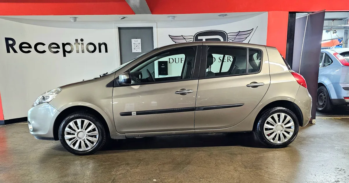 2010 RENAULT CLIO PERFECT STARTER CAR - Image 1