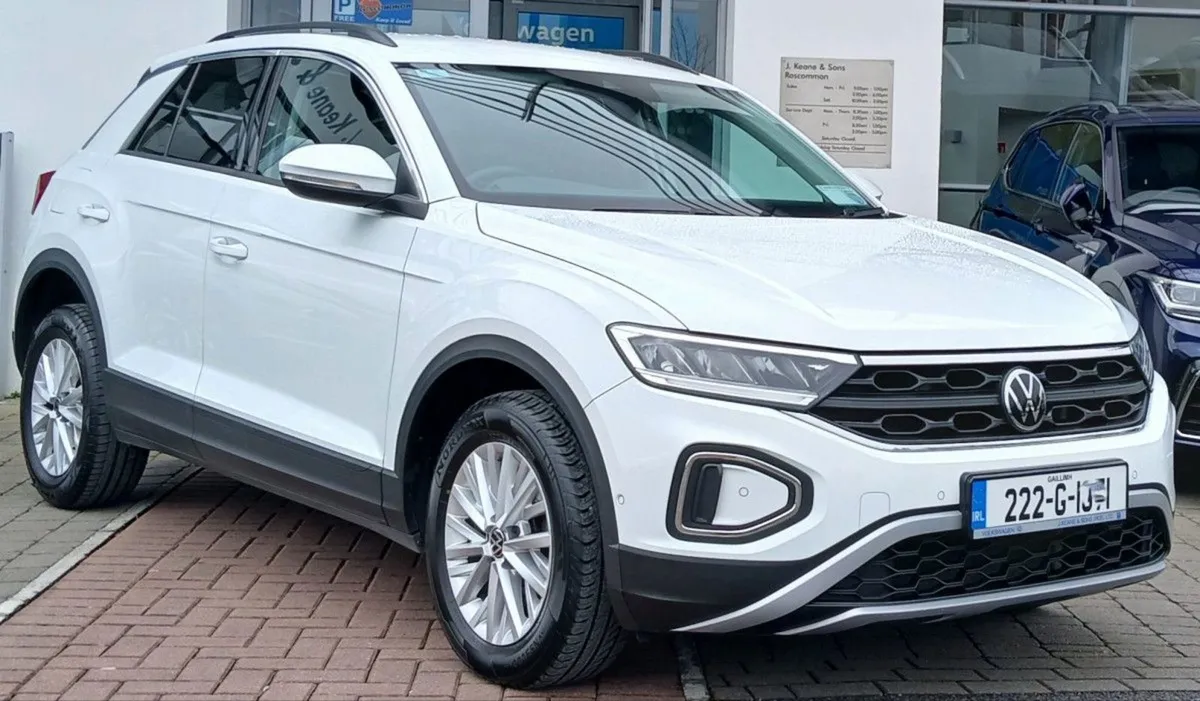 Volkswagen T-Roc Life 2.0 TDI 116 BHP  rear View - Image 1