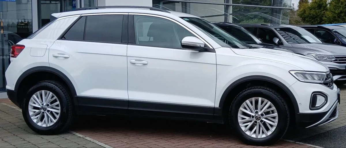 Volkswagen T-Roc Life 2.0 TDI 116 BHP  rear View - Image 2