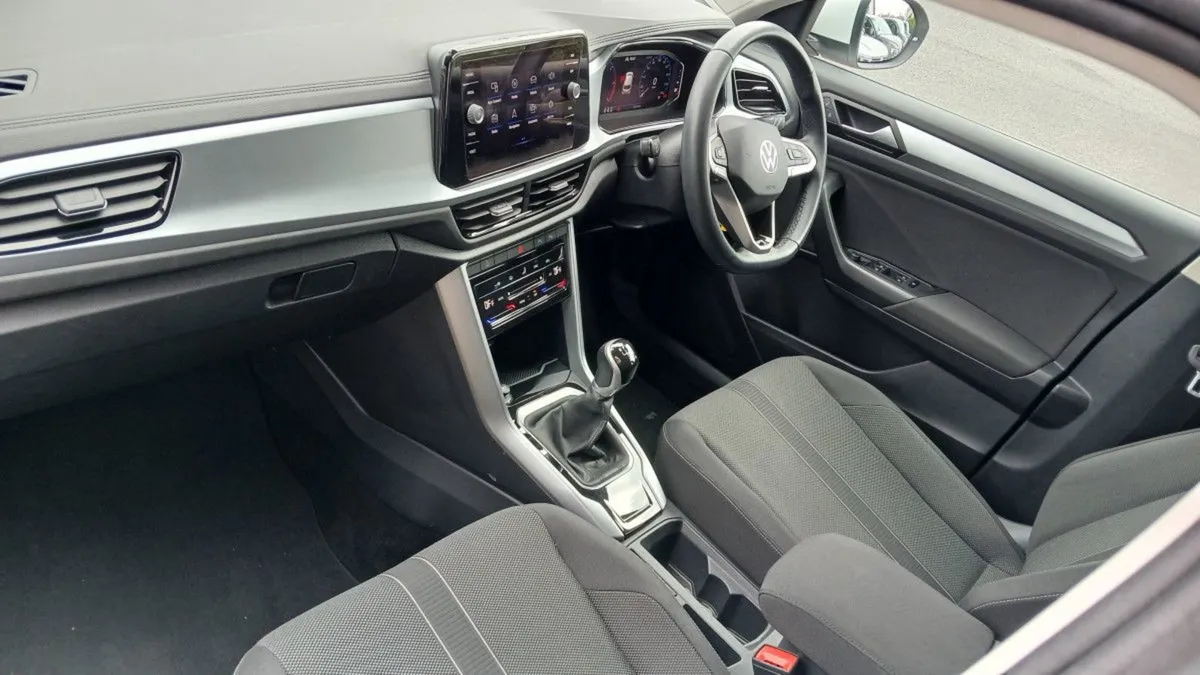 Volkswagen T-Roc Life 2.0 TDI 116 BHP  rear View - Image 3