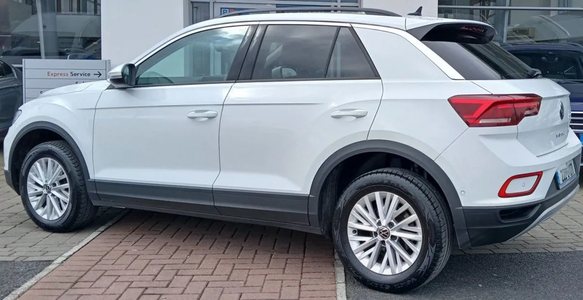 Volkswagen T-Roc Life 2.0 TDI 116 BHP  rear View - Image 4
