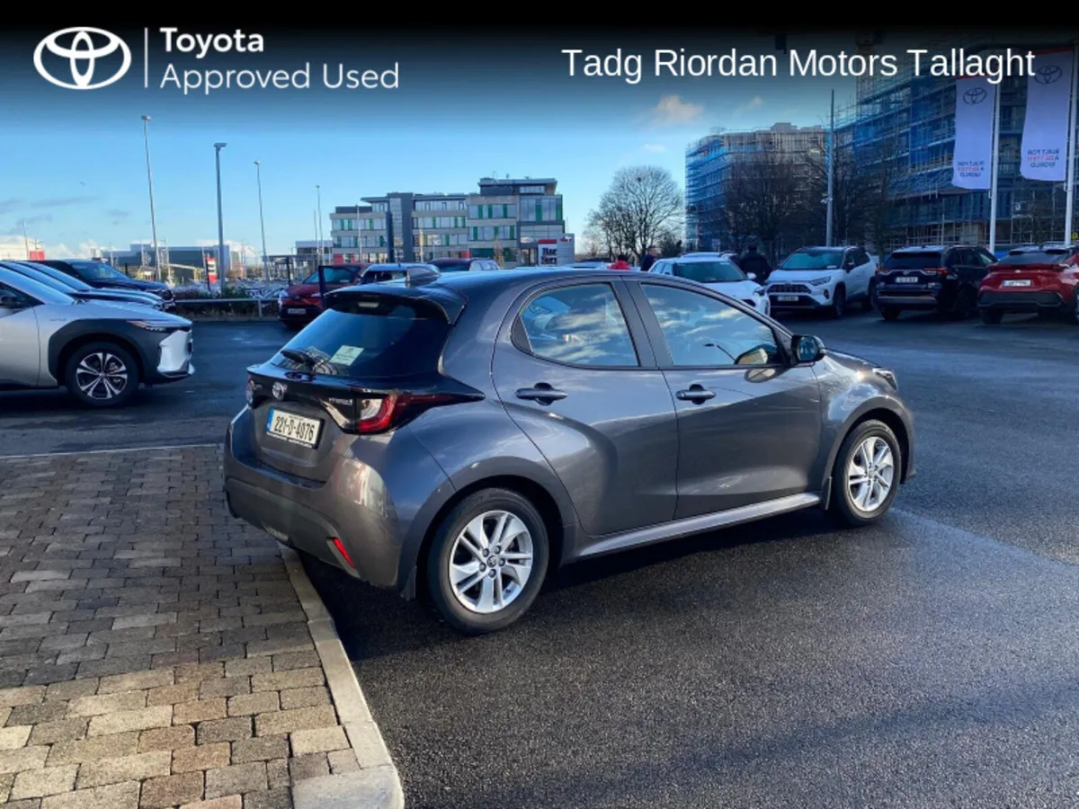 Toyota Yaris HYBRID LUNA - Image 2