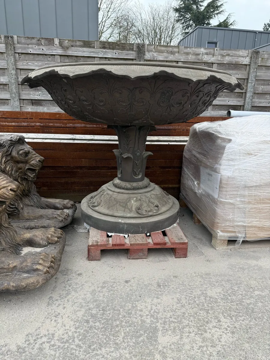 Bronze fountain/ BIRDBATH - Image 1