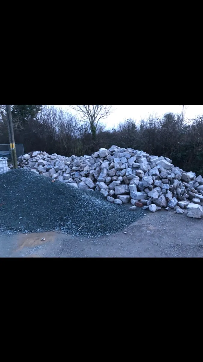 Old limestone 80 tonne - Image 1