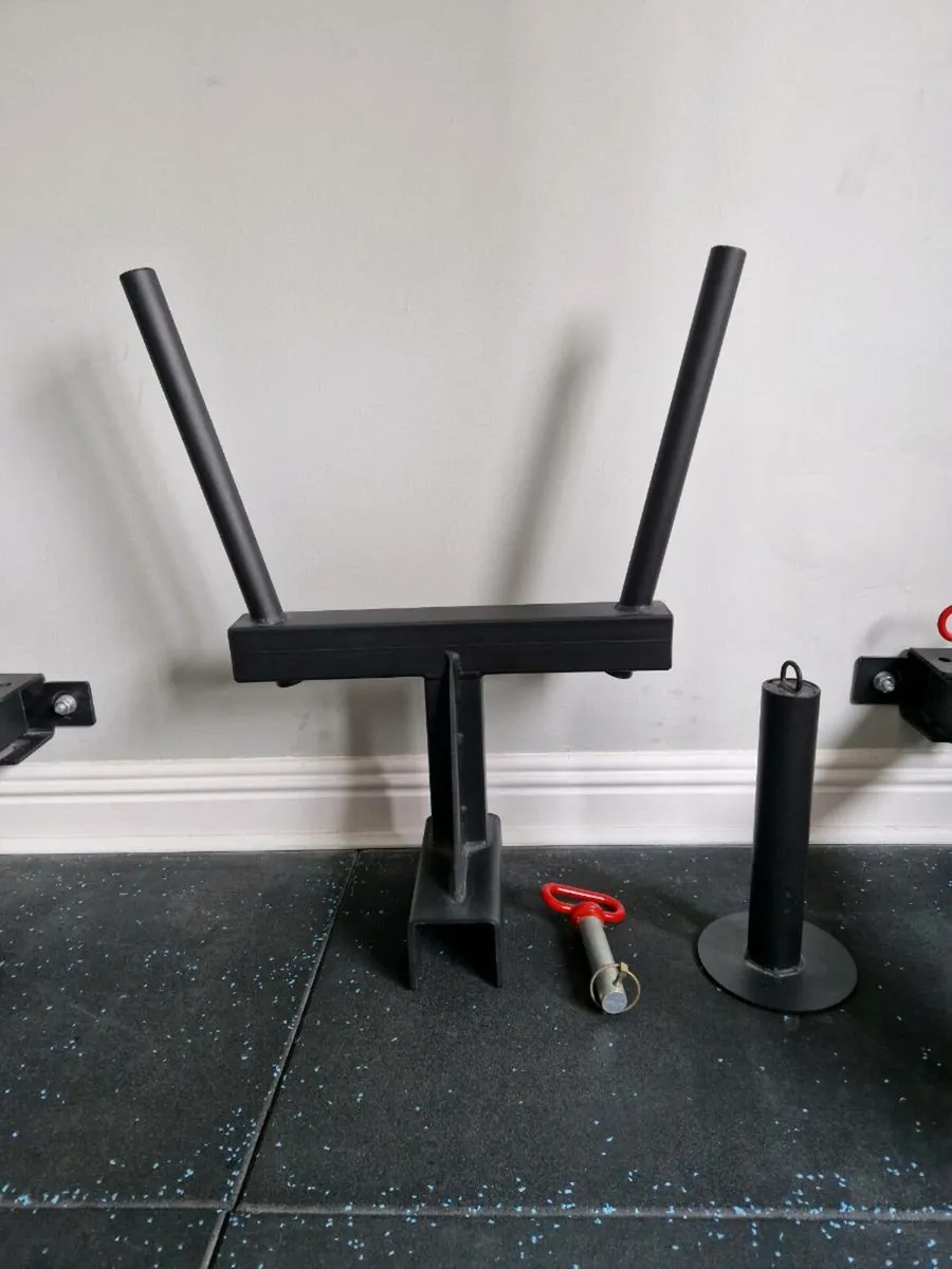 Home gym with wall-mounted rack, bars & weights - Image 4