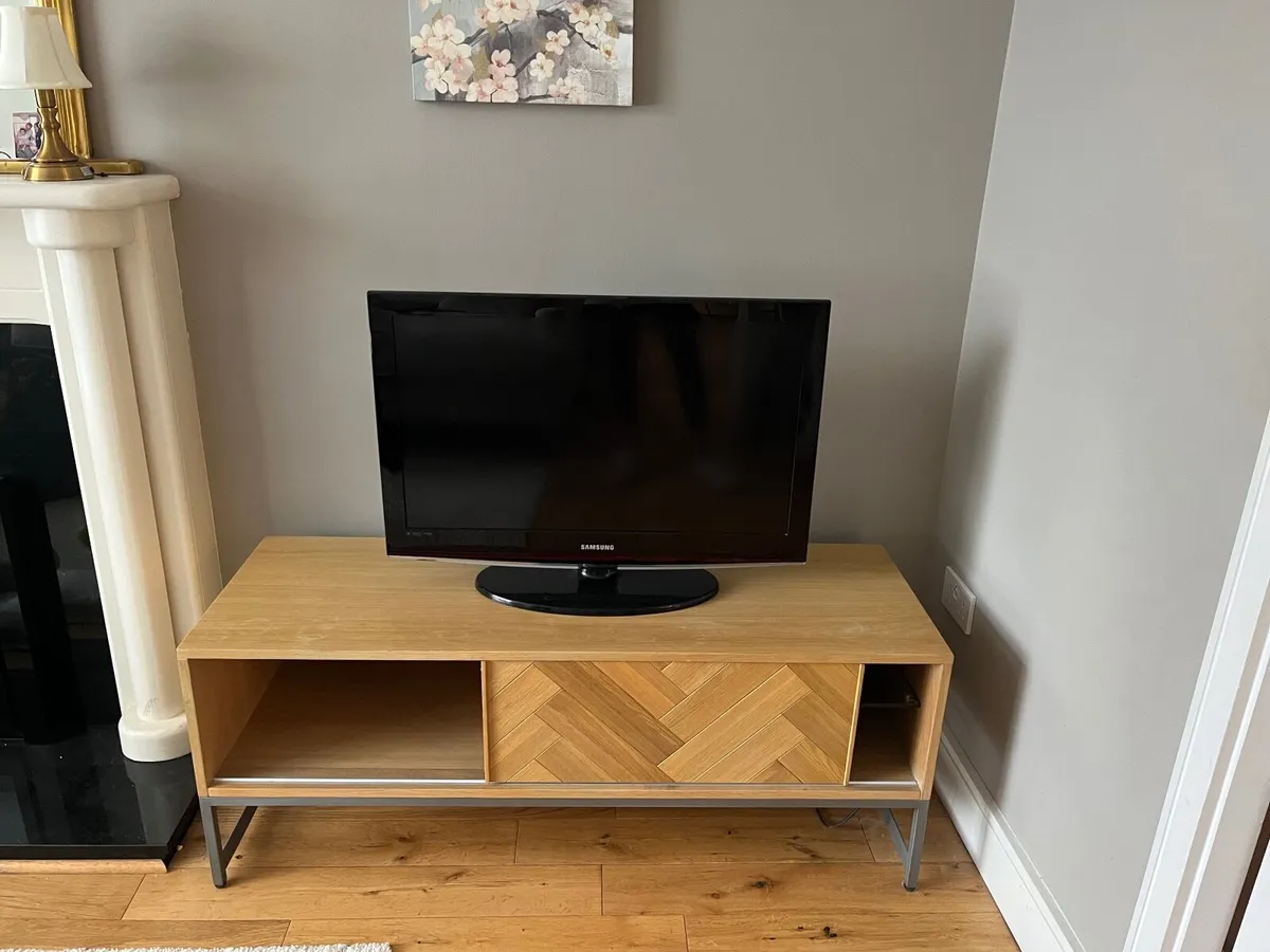 TV stand - Image 1