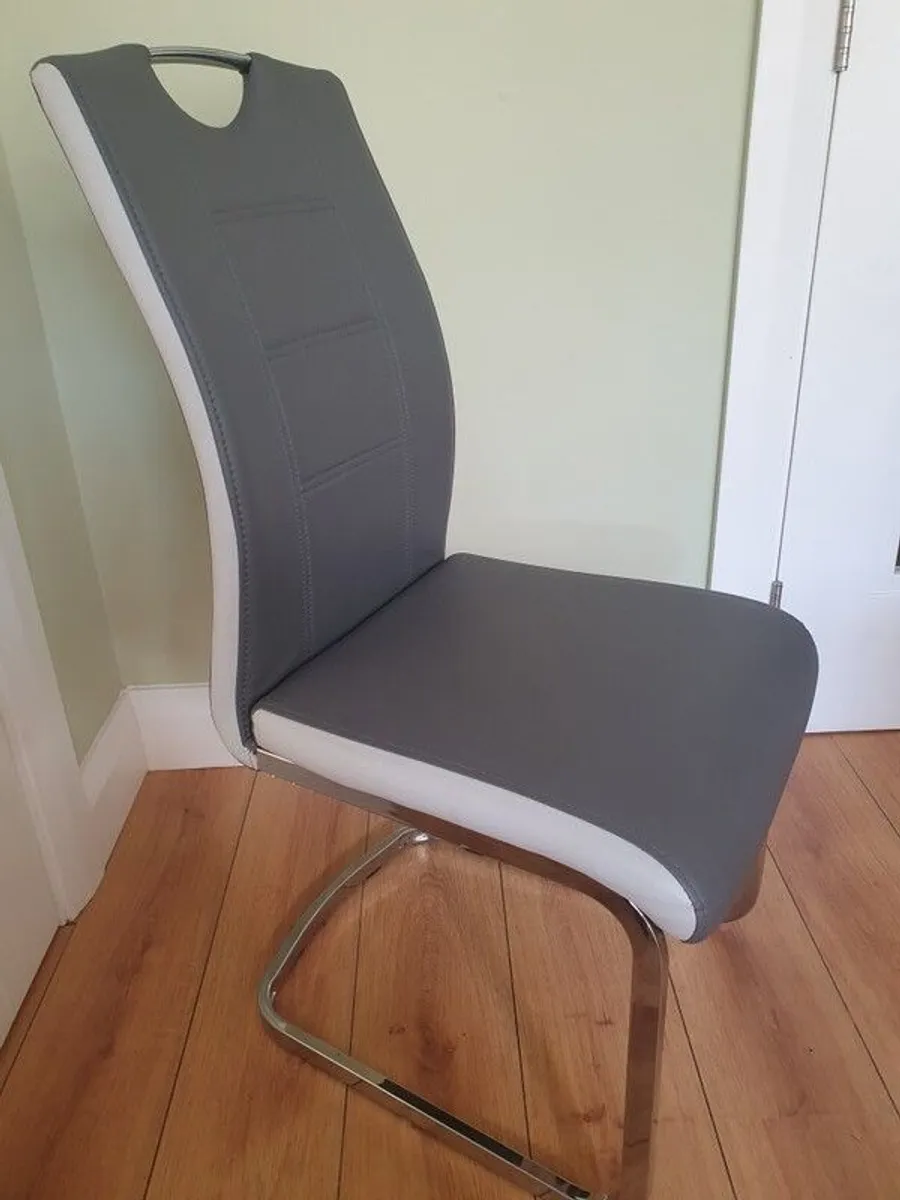 2 chairs - Image 1