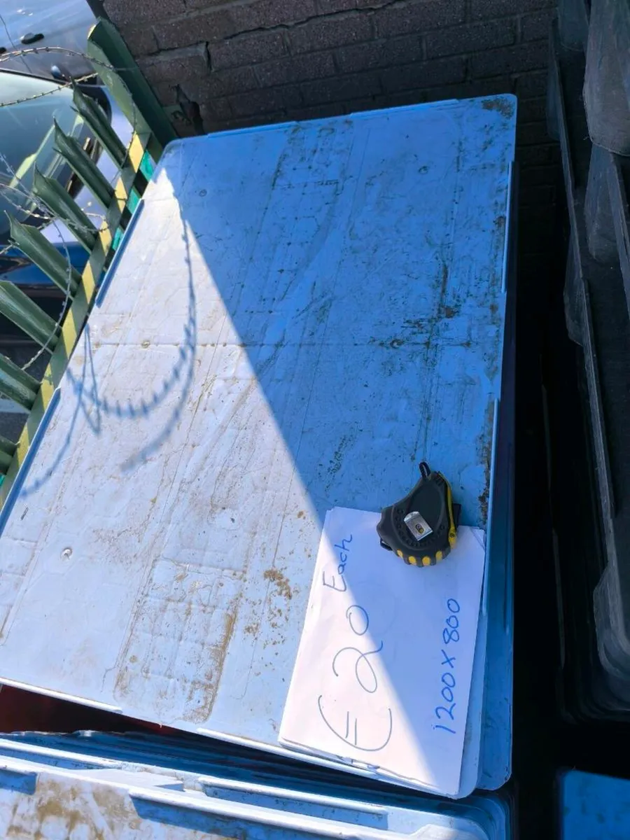 200 plastic pallets like new - Image 4