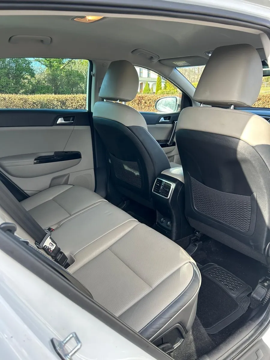 Car - Image 4