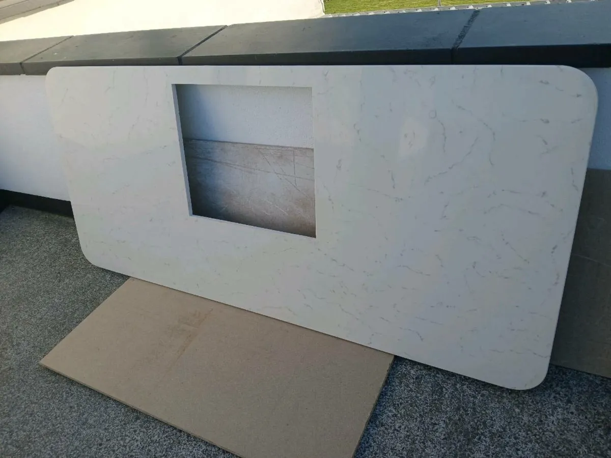 Quartz island worktop - Image 1