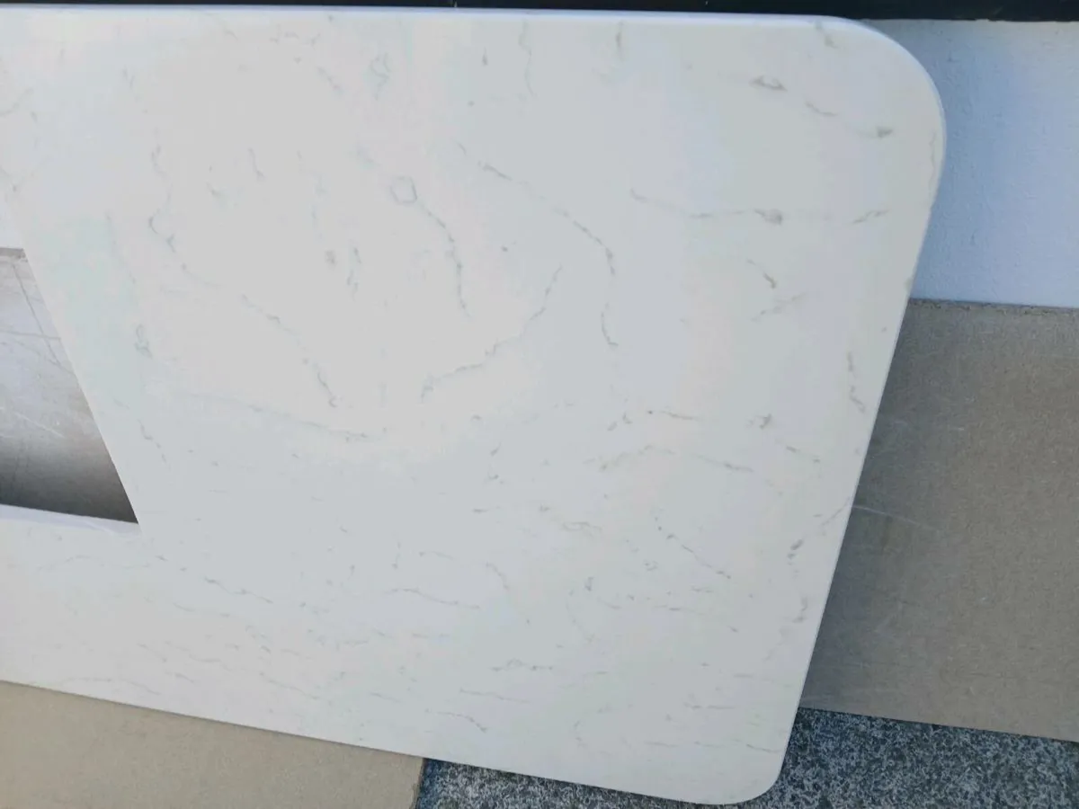Quartz island worktop - Image 2