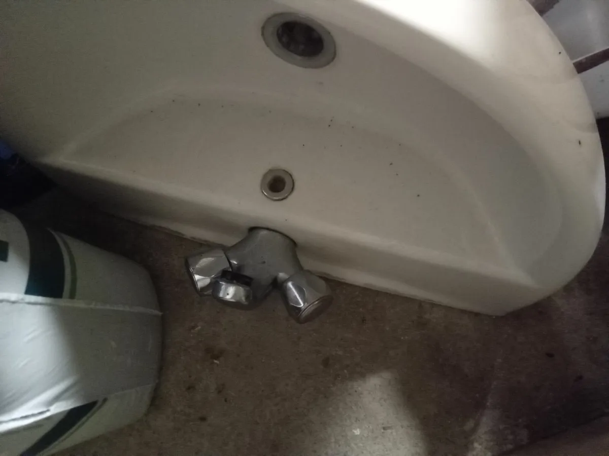 Bathroom sinks - Image 2