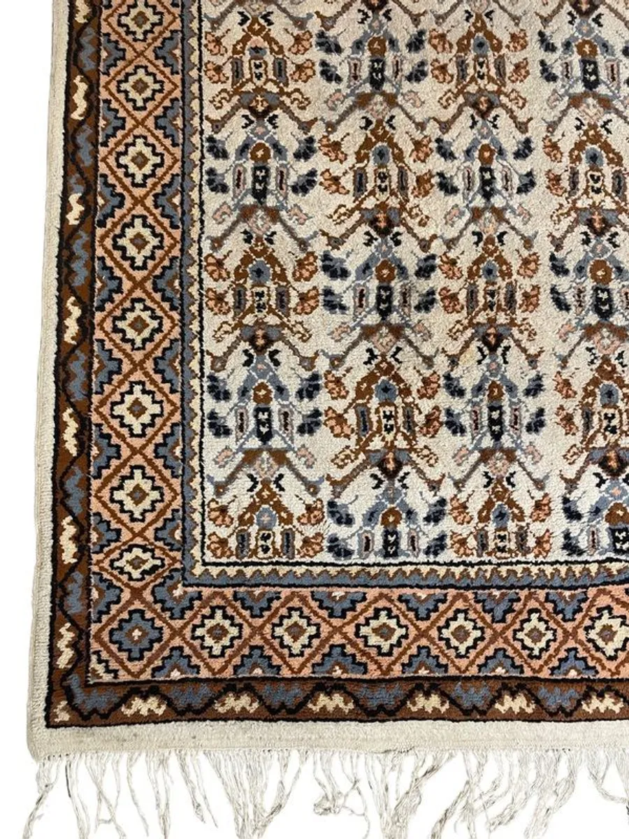 A Very Nice  Hand Knotted Vintage Tabriz Rug. - Image 2