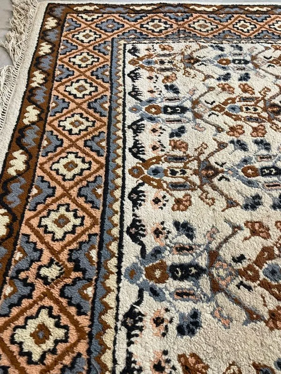 A Very Nice  Hand Knotted Vintage Tabriz Rug. - Image 4